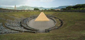 2 piramide anfiteatro pompei su progetto di francesco venezia. foto di andrea jemolo 