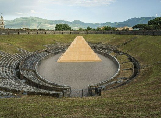 2 piramide anfiteatro pompei su progetto di francesco venezia. foto di andrea jemolo